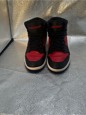 Air Jordan Access “Bred”
Sneakers